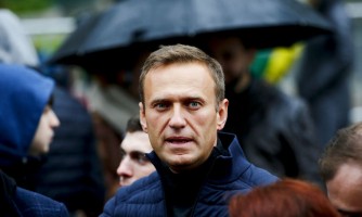 Alexei Navalny yasabye u Burusiya gutanga imyenda yari yambaye ubwo yarogwaga