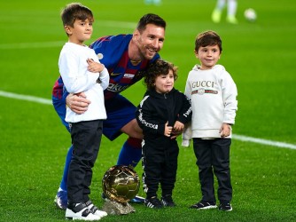 Messi: Abana bararize umugore ararira numva ko ntagomba kuva muri Barcelona