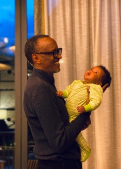 Ifoto y'umunsi: Akanyamuneza ka Perezida Kagame ateruye umwuzukuru we