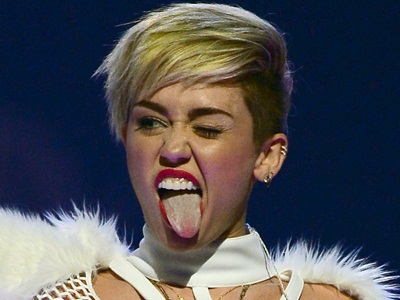 Inshuti za Miley Cyrus zashimangiye ko afite ibitsina bibiri