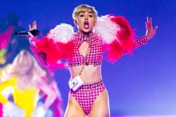 Miley Cyrus yajyanwe mu bitaro igitaramo cye gihita gisubikwa igitaraganya