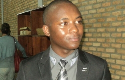 Burundi: yatangiye akoresha indobo nka  anteni none amaze gukora radiyo yumvikana mu ntara 6-VIDEO