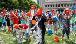 Igikorwa cya ALS Ice Bucket Challenge kiri gukorwa n'ibyamamare gisobanuye iki?