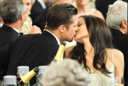 Angelina Jolie na Brad Pitt bakoze ubukwe mu ibanga, na se wa Angelina Jolie abimenya mu binyamakuru