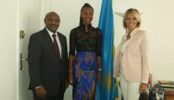 Ku munsi wa kabiri w'uruzinduko rwe, Miss Akiwacu Colombe yakiriwe na Ambasade y'u Rwanda mu Bufaransa