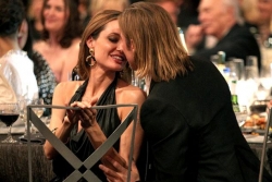 Mu kwezi kwabo kwa buki, Angelina Jolie na Brad Pitt bari mu bwato bwabatwaye akayabo ka miliyari 280