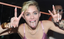 Miley Cyrus ari mu mazi abira kubera gukinisha ibendera ry'igihugu cya Mexique