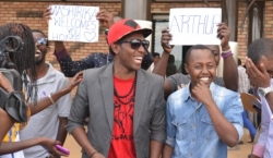 Nkusi Arthur yakiriwe  i Kigali. Kuva ubu ku mazina ye hiyongereyeho 'Ambasaderi International' -AMAFOTO