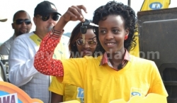 RUHANGO-Amahirwe Nadine yabaye umukobwa wa mbere wegukanye imodoka muri poromosiyo SHARAMA na MTN