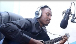 Danny Vumbi yasohoye album iriho indirimbo yakunzwe cyane –AHO IBONEKA