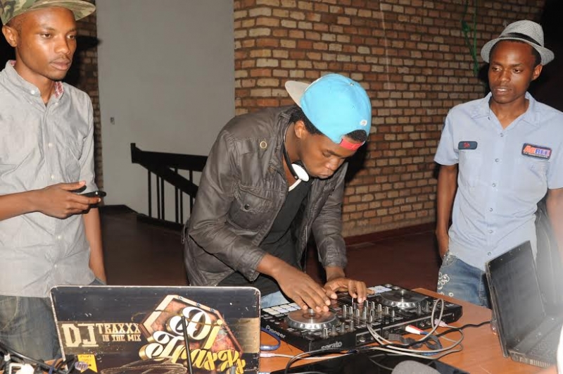 Amabanga DJ Traxx azifashisha mu kuba umu... - Inyarwanda.com