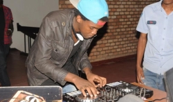 Amabanga  DJ Traxx  azifashisha  mu kuba umu DJ ukomeye muri aka Karere