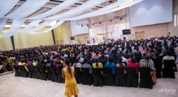 MU MAFOTO 100: Birashyushye mu giterane ‘Abagore twese hamwe’ kiri kubera muri Kigali Convention Centre