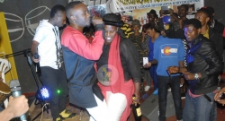 MUSANZE: Mani Martin yabyinishijwe bikomeye n’inkumi akizwa n’amaguru ayihunga-AMAFOTO+ VIDEO