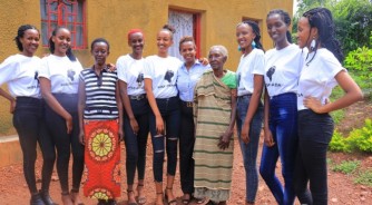 Kicukiro: Abakobwa bagarukiye ‘Semi-final’ ya Miss Rwanda 2019 basuye banaremera umubyeyi warokotse Jenoside