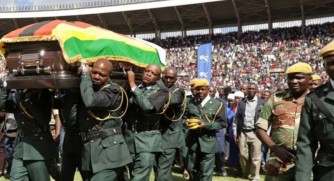 Zimbabwe: Uruvunganzoka hashyingurwa umunyabigwi mu muziki Oliver Mtukudzi-AMAFOTO