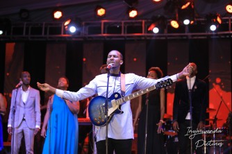 Gentil Misigaro yakuriwe ingofero mu gitaramo 'Har'imbaraga Rwanda Tours