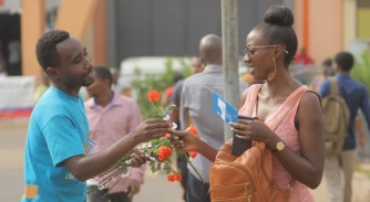 Kigali: TECNO yatunguye bamwe mu bagore ibifuriza umunsi mwiza wabo ibaha akarabo n’ubutumwa-AMAFOTO