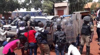 Bobi Wine yongeye gufungwa! Polisi yakoresheje amasasu n’ibyuka biryana mu maso itatanya abambari be