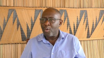 Alain Muku yavuze ku ndirimbo yatumye atongera kubyara, umusaruro w’Amavubi n’uko yahuje n’Igisupusupu na Clarisse-VIDEO