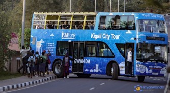 Abahatanira ikamba batemberejwe Umujyi wa Kigali mu modoka yifashishwa na bamukerarugendo-AMAFOTO