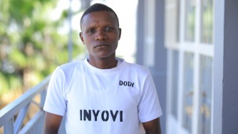 Rwogera Dody yasohoye indirimbo “Inyovi”, y'inkuru mpamo y’uburyo umuryango w’umukobwa wamwanze umuziza ubukene-VIDEO