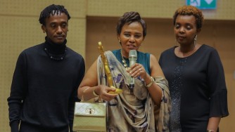 "N'iyo nagira imyaka 80 nzakomeza gukina filime" Mama Nick wegukanye igihembo muri Rwanda international Movie Awards-VIDEO