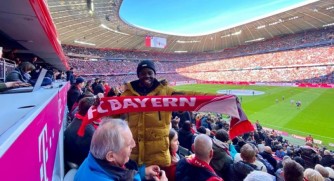 Padiri Uwimana aricinya icyara kuba yarebye imbonankubone umukino wa Bayern 2:0 Augsburg-AMAFOTO