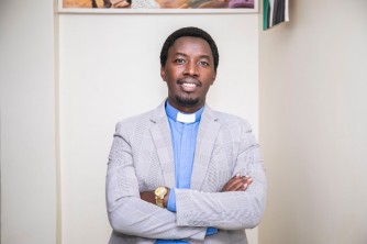 Pastor M. Gaudin yasohoye indirimbo nshya 'Bishyitse' asaba abari buyumve bose kuyifata nk'ubuhanuzi - VIDEO