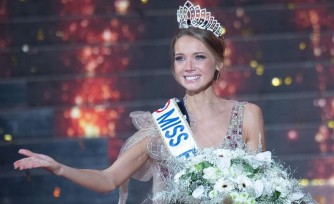 Amandine Petit yambitswe ikamba rya Miss France 2021 mu birori bititabiriwe n’abafana