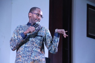 Herve Kimenyi ari mu banyarwenya 10 bo muri Afurika bahataniye igihembo cya "Prix RFI Talents Du Rire"