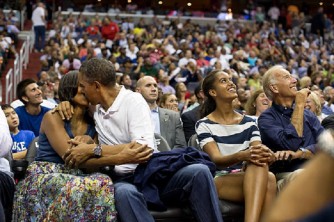  Amafoto 20 yerekana uburyo amarangamutima yafataga Barack Obama agasoma umugore we mu ruhame bigatinga