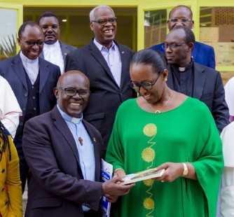 Jeannette Kagame yunamiye Padiri Ubald anamushimira gahunda yatangije y’Isanamitima n'Ubwiyunge