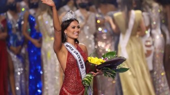 Andrea Meza wo muri Mexico yegukanye ikamba rya Miss Universe 2021, uwo muri Myanmar asaba guhagarika ubwicanyi buri kuhabera