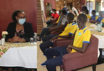 Minisitiri Munyangaju yaganiriye n’abakinnye Tour du Rwanda 2021