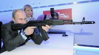Perezida Putin yagereranyije urukingo rwa Covid-19 u Burusiya bwakoze n’imbunda ya Kalashnikov (AK-47) yabaye rurangiranwa