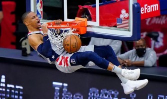 NBA: Umufana wa Philadelphia wamennye injugu kuri Russell yaciwe ku kibuga burundu