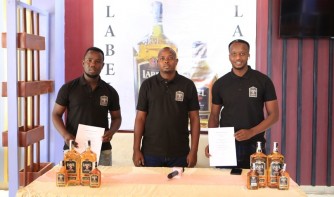 Benjamin Gicumbi na Jean Luc bagizwe ‘Brand Ambassador’ b’inzoga Label 5