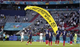 Euro 2020: Umugabo wamanutse mu mutaka akagwa mu kibuga yateje impanuka ikomeye, benshi bari mu bitaro - VIDEO