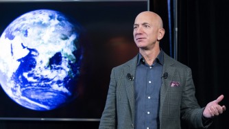 Umuherwe Jeff Bezos yatangaje ko igihe kizagera abantu bagatura mu isanzure bakajya baza ku isi baje gutembera 