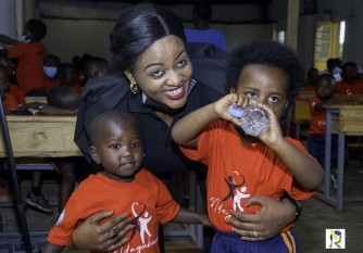 Aline Gahongayire yasangiye n’abana baturuka mu miryango ikennye Noheli abaha n’ibikoresho by’ishuri-AMAFOTO+VIDEO