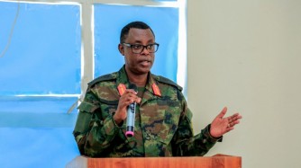 Gen. James Kabarebe yemereye impano ikomeye urugo rushya rwa Byiringiro Lague na Kelia