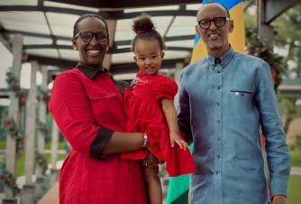 Perezida Kagame na Madame Jeannette Kagame n’umwuzukuru wabo bifurije abanyarwanda bose iminsi myiza y’ibiruhuko n’umwaka mushya muhire-AMAFOTO