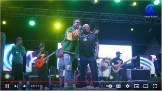 Harmonize yakiriye Bruce Melodie yise 'umuvandimwe’ aririmba mu gitaramo yamurikiyemo album-VIDEO