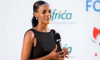 Uwase uvukana na Bahavu Jeannette banakinana muri filime ‘Impanga’ ahataniye ikamba rya Miss Rwanda 2022-AMAFOTO