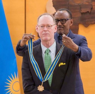 Perezida Kagame yihanganishije inshuti n'umuryango wa Paul Farmer witabye Imana