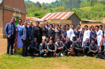 "Iyamanuye manu bakarya bagahaga, ibibazo dufite ntibyayinanira" - Bethania choir y'i Rubavu mu ndirimbo nshya 'Komeza urugendo'-VIDEO