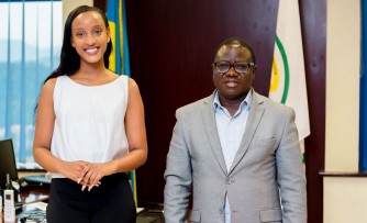 Guverineri Habitegeko yagiranye ibiganiro na Miss Muheto wahesheje ishema Intara ayoboye-AMAFOTO