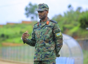 Lt Gen Mubarak Muganga uyobora APR FC yasabye abakinnyi gushimisha abanyarwanda nk'uko ingabo z'u Rwanda zibikora