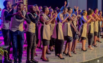 Shalom Worship Team ishyigikiwe bikomeye na Rev. Dr Rutayisire yashyize hanze indirimbo 'Aracyabohora' inateguza izindi nyinshi-VIDEO